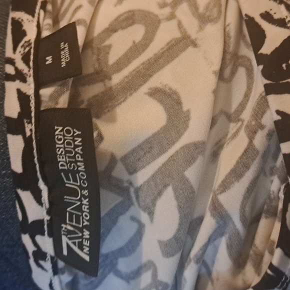 BUY 4 $26.     TOP AND PANTS - Picture 6 of 8